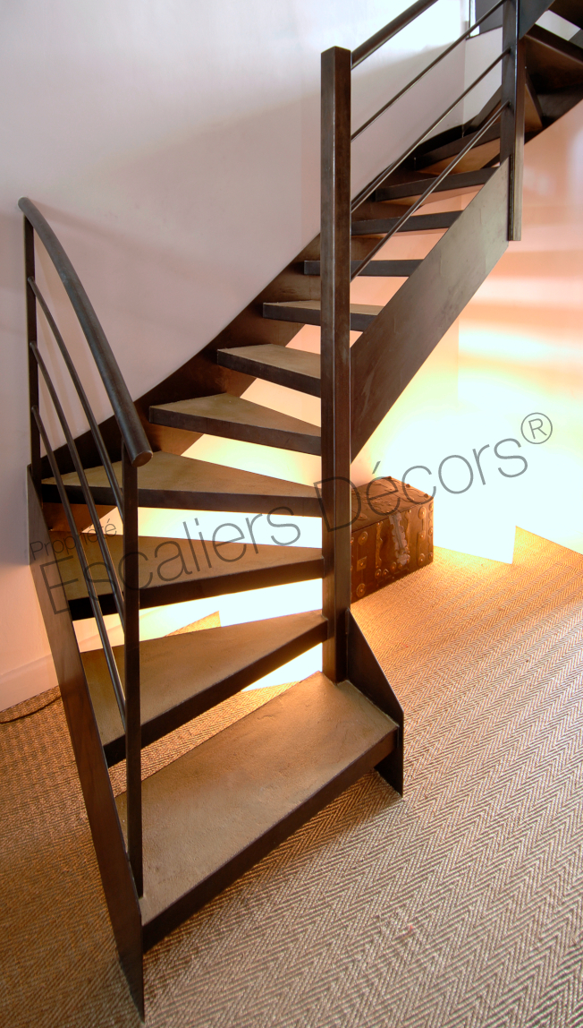 Photo DT24 - ESCA'DROIT® 2 Quartiers Tournants Bas et haut. Escalier intérieur design métal et béton pour une décoration contemporaine.